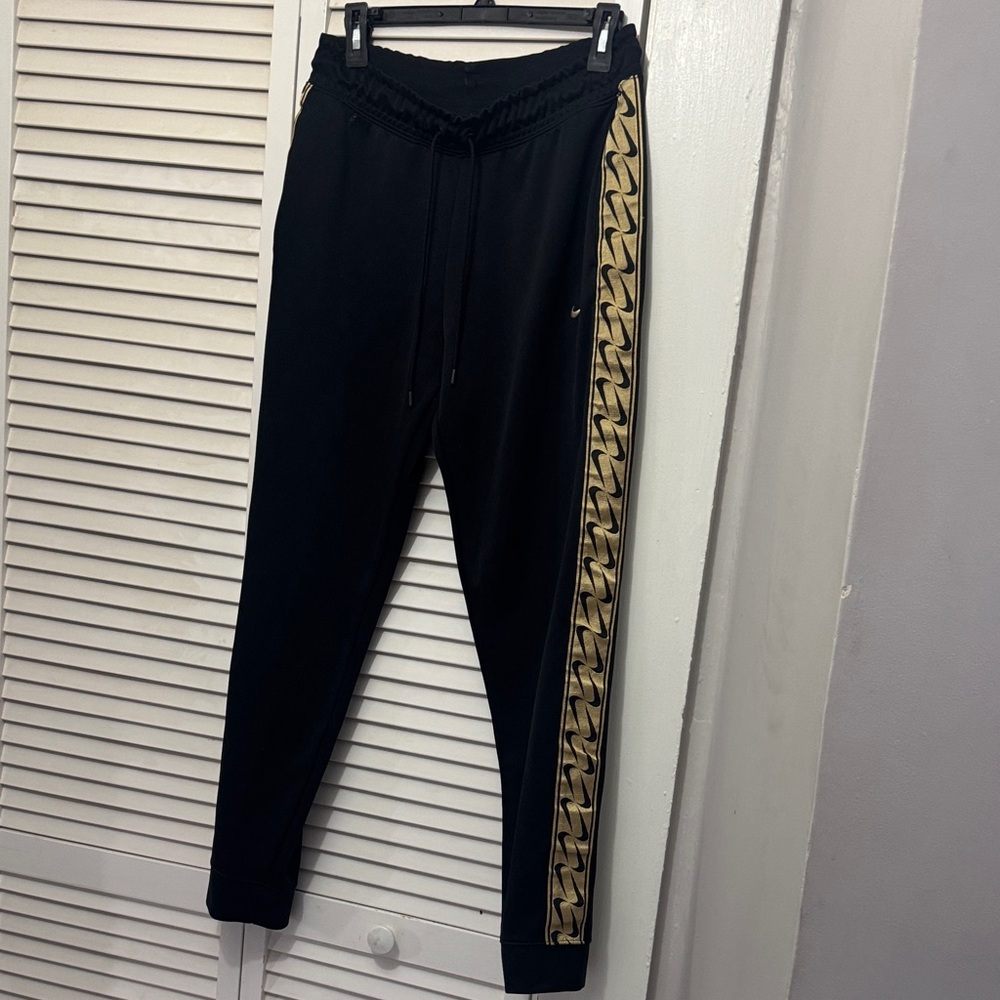 EUC women’s Nike sweatpants